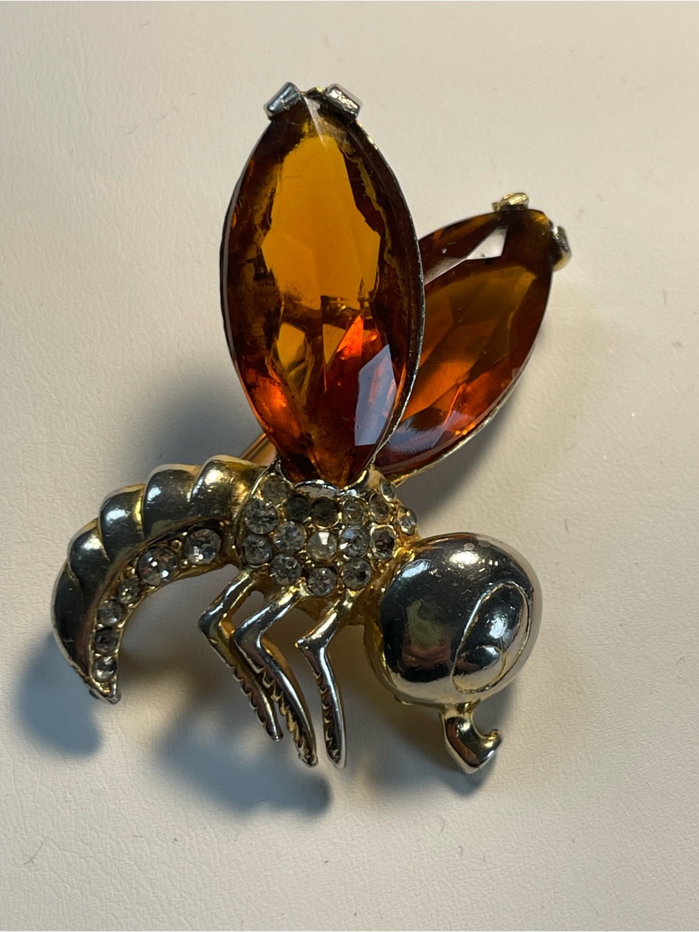 Rare 1940s H. Pomerantz Unsigned Figural Bee Brooch – Cognac Amber & Rhinestones